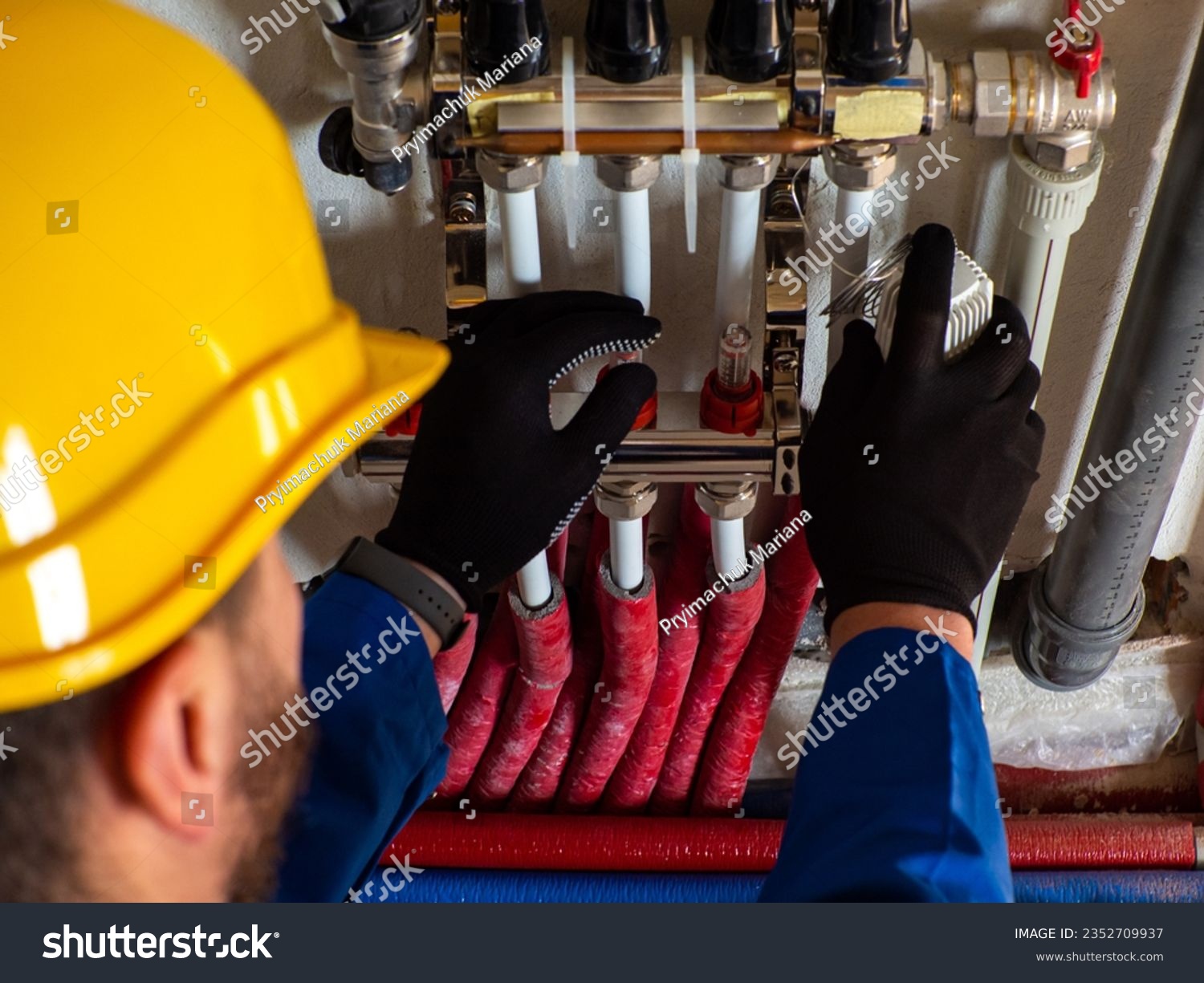 stock-photo-underfloor-heating-installation-water-floor-heating-system-interior-plumbing-pipes-in-apartment-2352709937